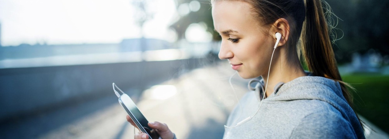 Meisje kijkt op haar mobiel